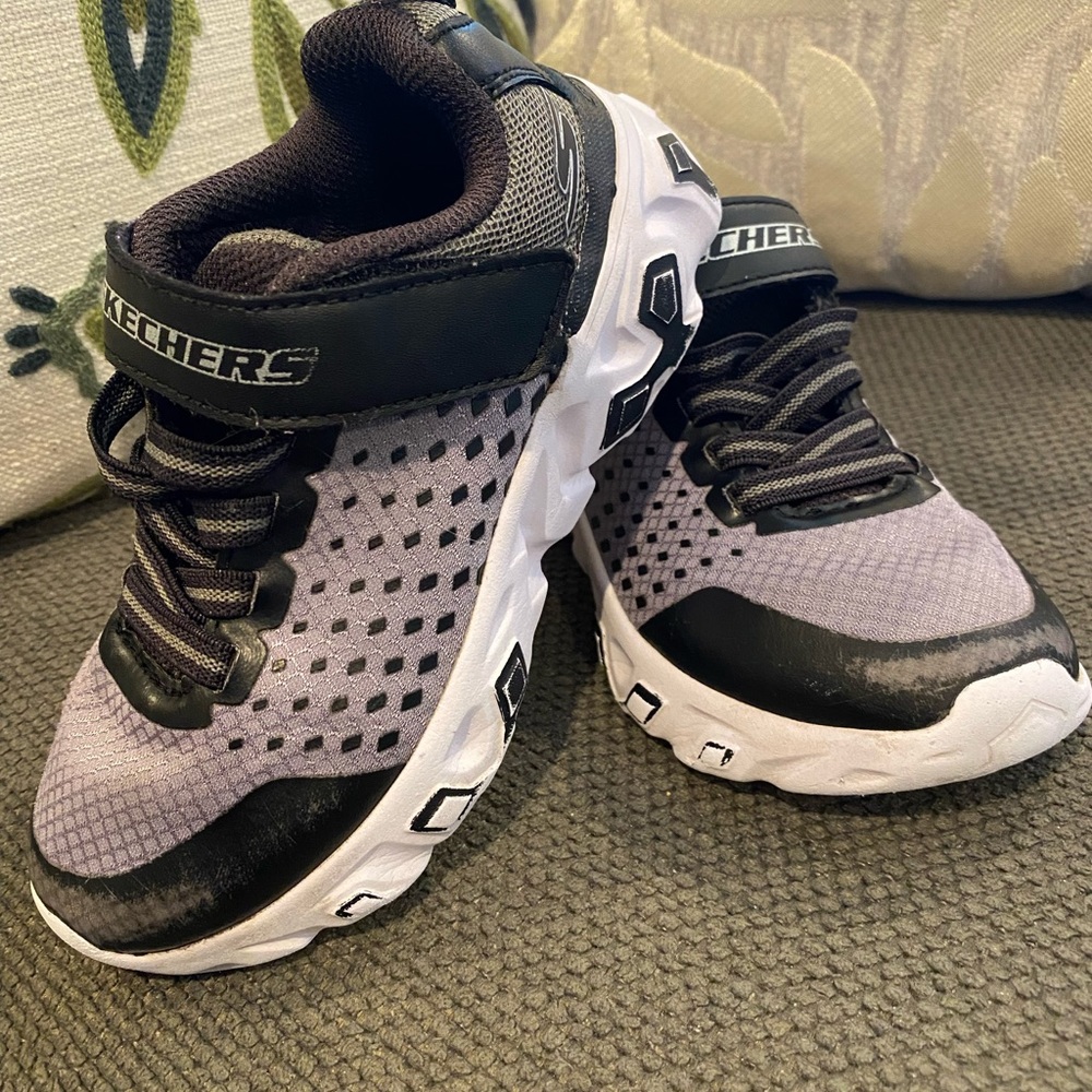 Sketchers toddler sneaker 10.5 boys with cooled memory foam sole